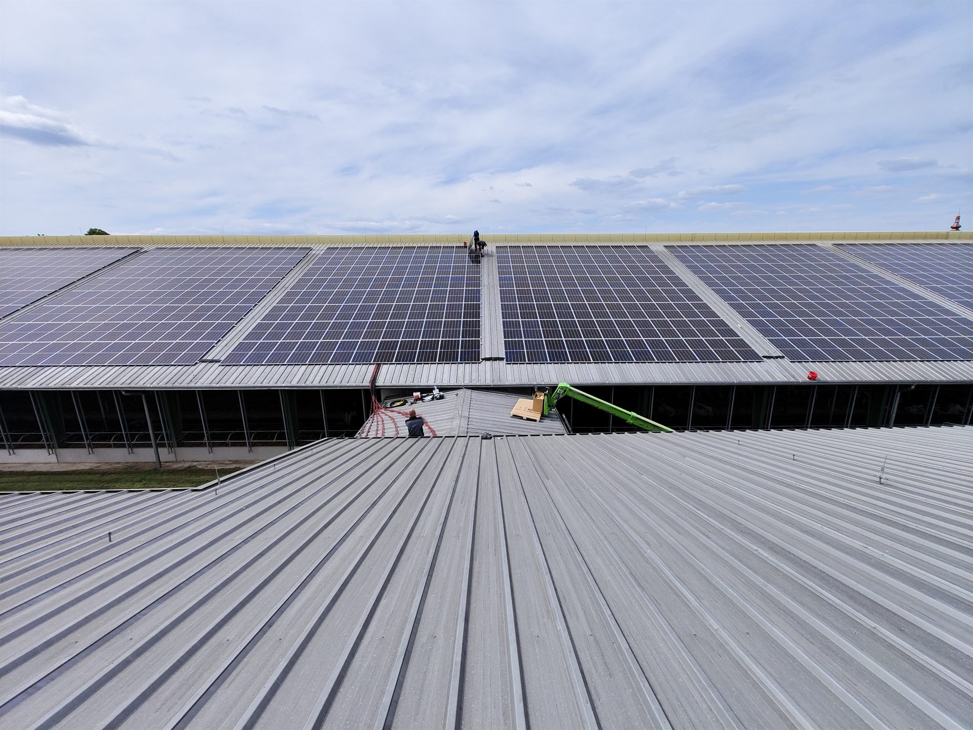 Rozsáhlá fotovoltaická instalace na střeše haly